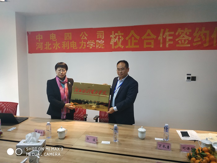 授牌1.jpg 授牌1.jpg