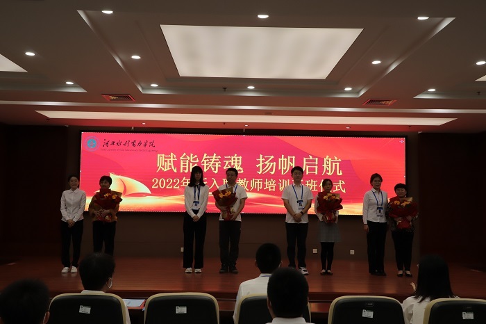 新入职教师向导师敬献鲜花1.JPG 新入职教师向导师敬献鲜花1.JPG